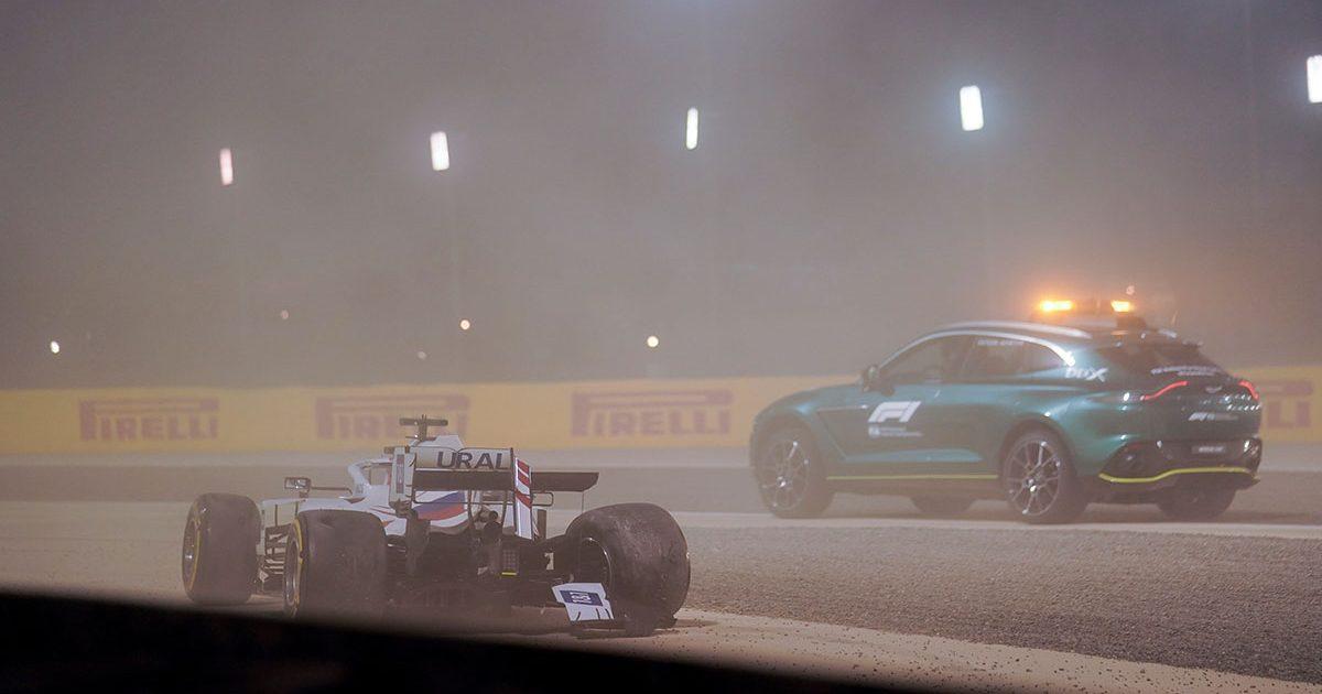 Rozbity bolid Mazepina z samochodem medycznym w tle, fot. F1 na YouTube.