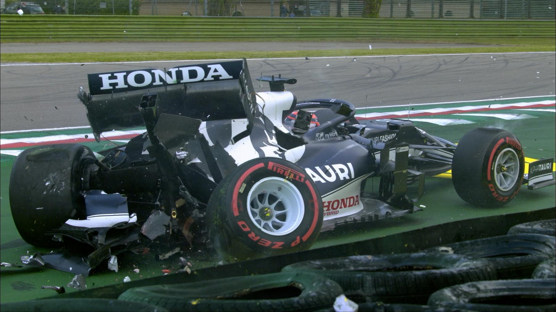 zdjęcie rozbity bolid Yukiego Tsunody, kierowcy nic sie nie stało, fot. Formula 1.