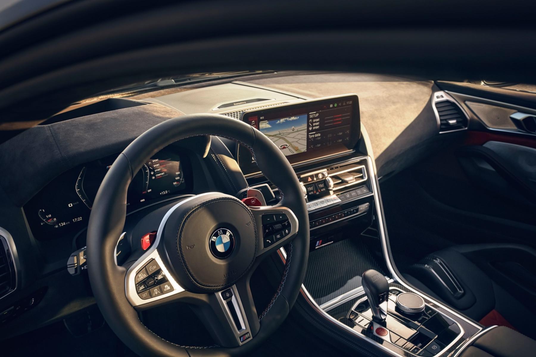 BMW M8 kokpit