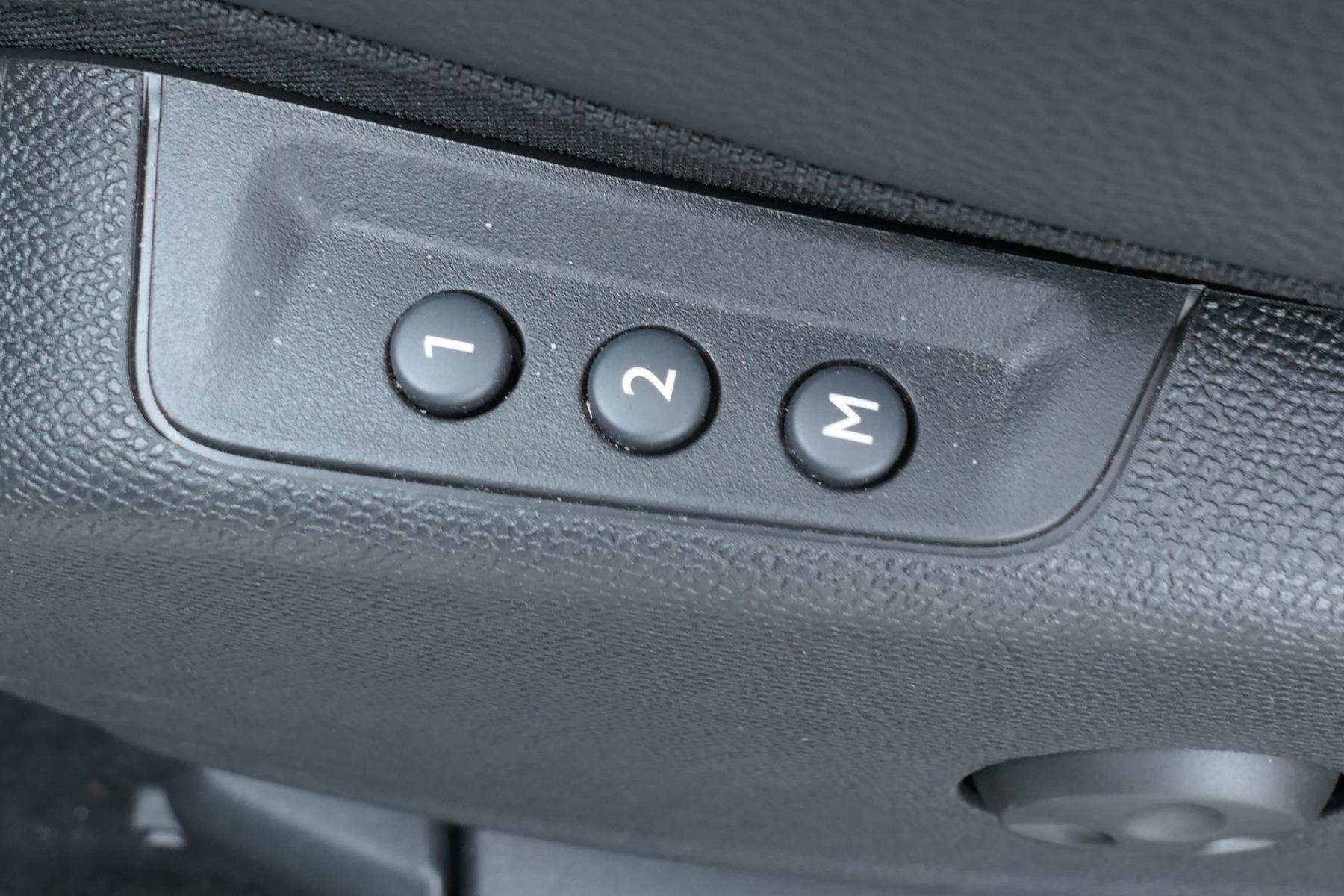 DS 7 przyciski do regulowania fotela kierowcy